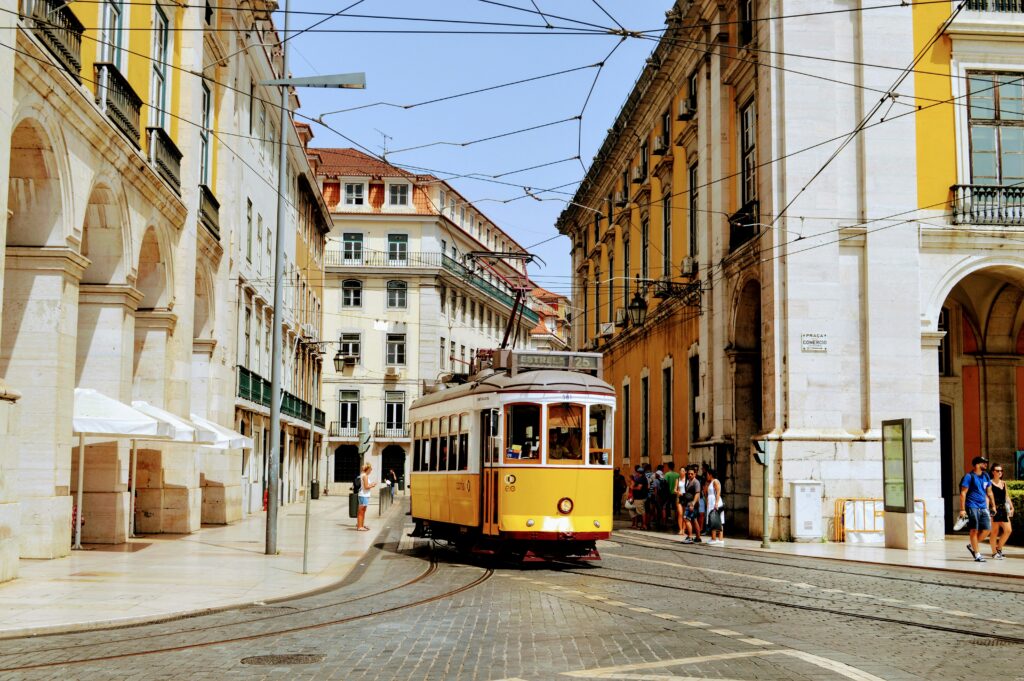 Panorámica de una calle de Portugal con tranvía amarillo