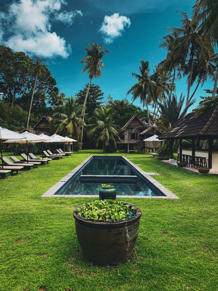 Resort con cabañas en Canggu con tumbonas y piscina