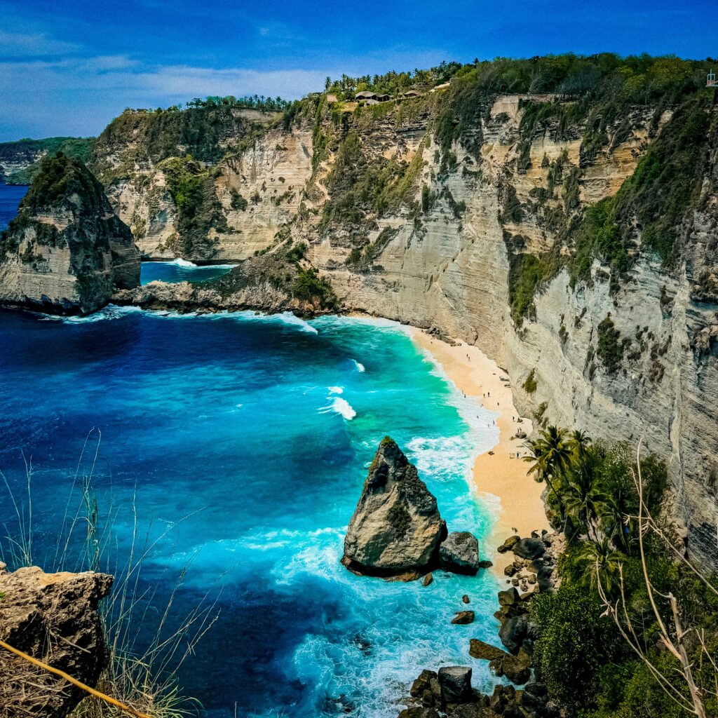 Playa balinesa en acantilado y con aguas cristalinas. - Bali