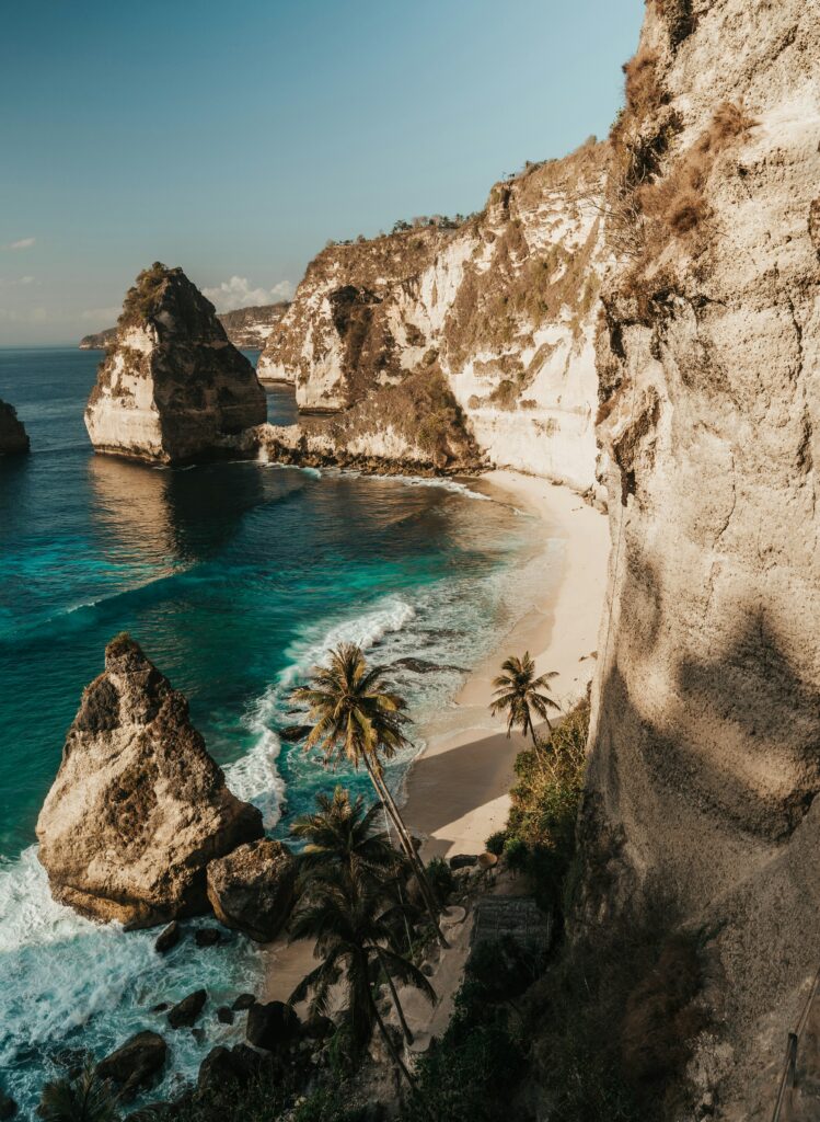 Playa balinesa situada en un enorme acantilado y con aguas cristalinas
