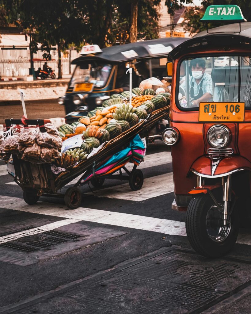 Vista de calle con transportes tradicionales en Chiang Mai
