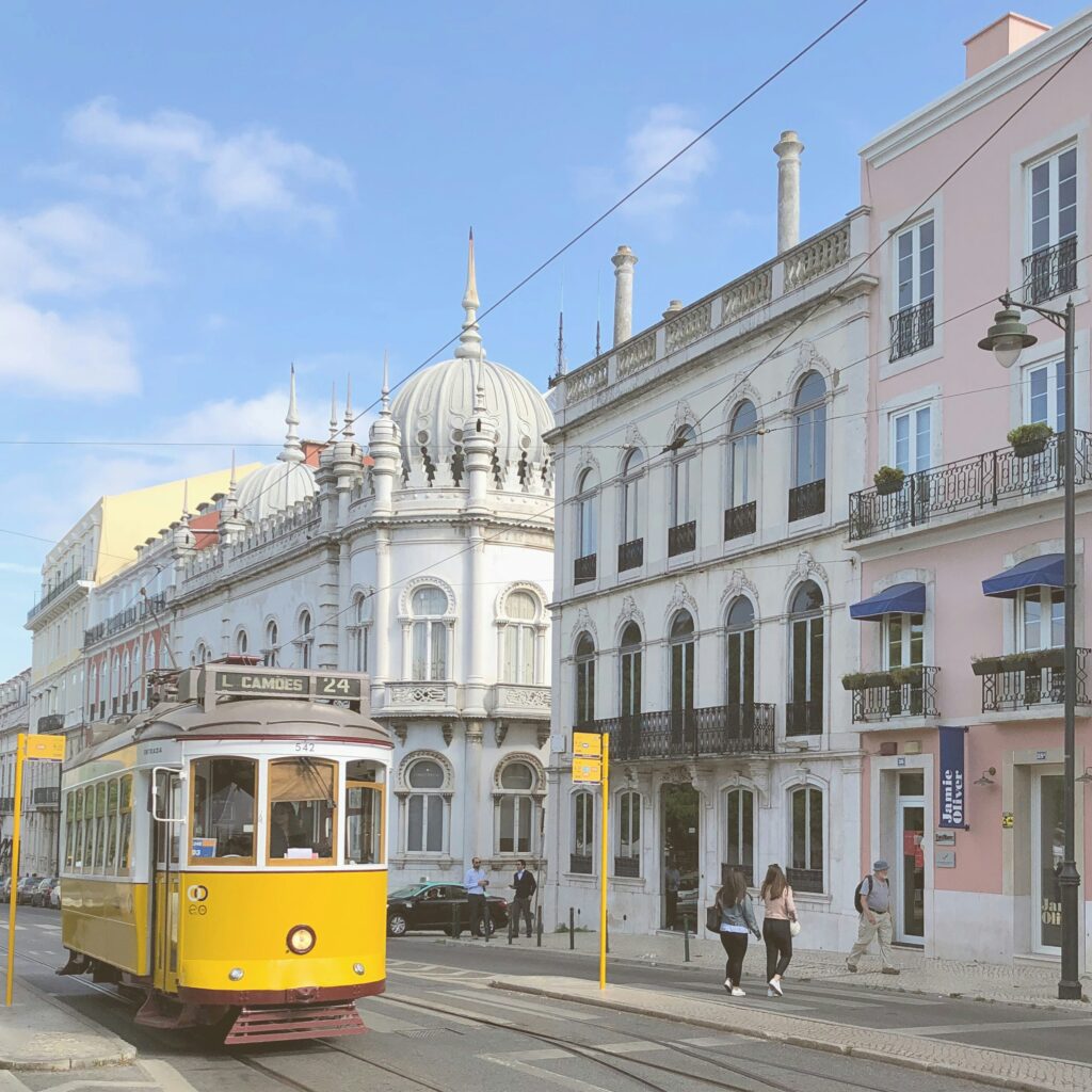 Ciudad de Portugal con tranvía amarillo
