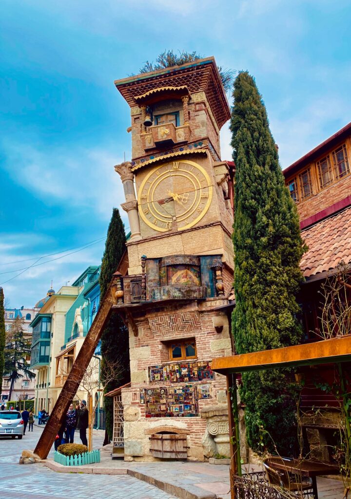 Campanario histórico en Tiflis