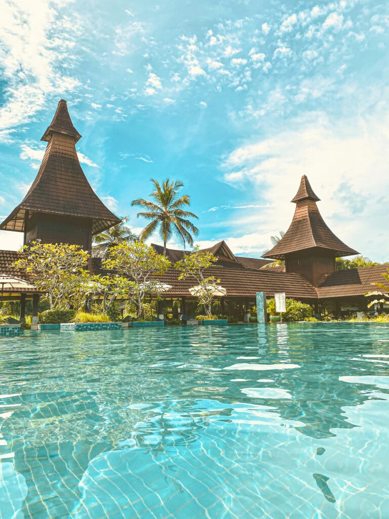 Hotel vacacional con piscinas y naturaleza en Canggu