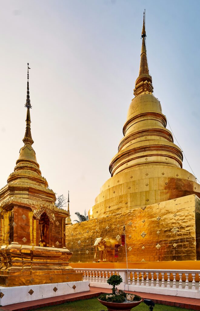 Templo con cúpulas doradas en Chiang Mai