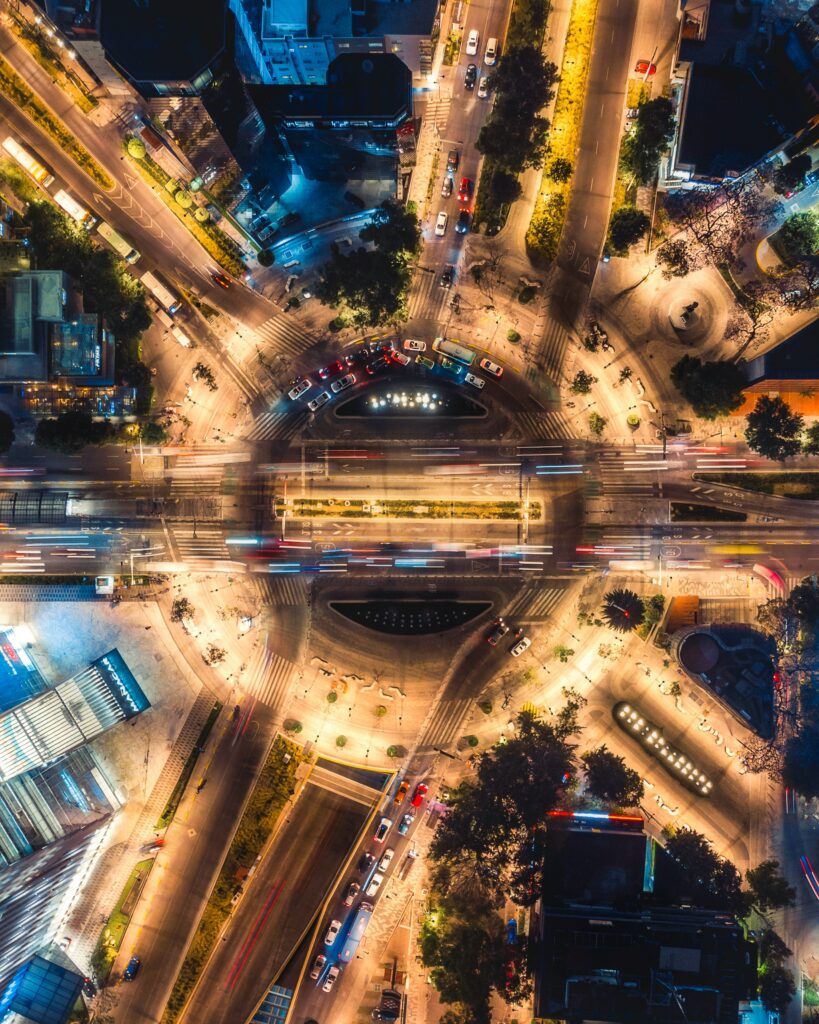 Cruce de calles en ciudad México cosmopolita