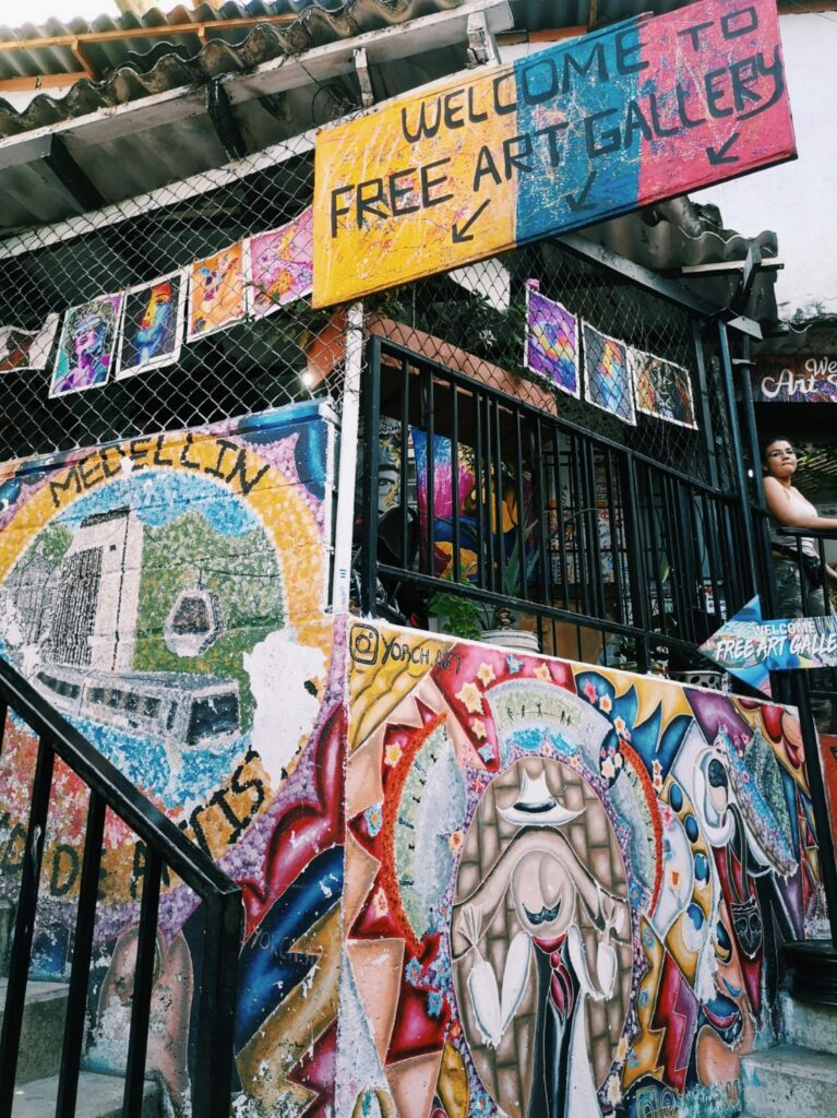 Barrio urbano colombiano representando el estilo de Medellín