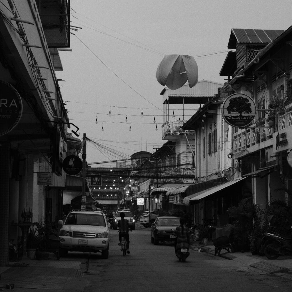 Panorámica de calle Chiang Mai en blanco y negro