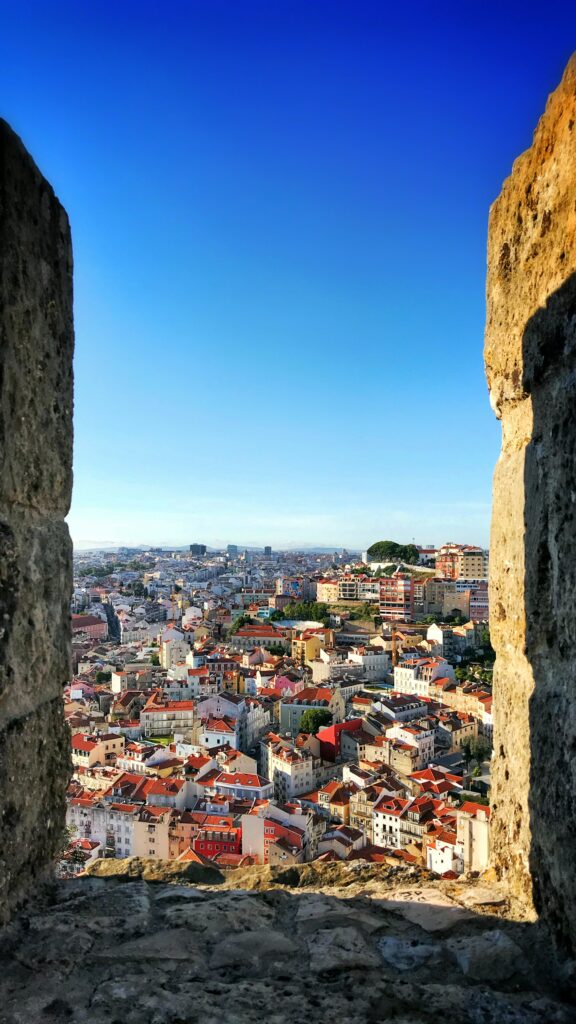 Vista de un pueblo a través de una muralla de un castillo en Portugal